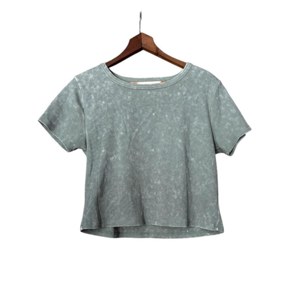 A cropped short sleeve ribbed t shirt